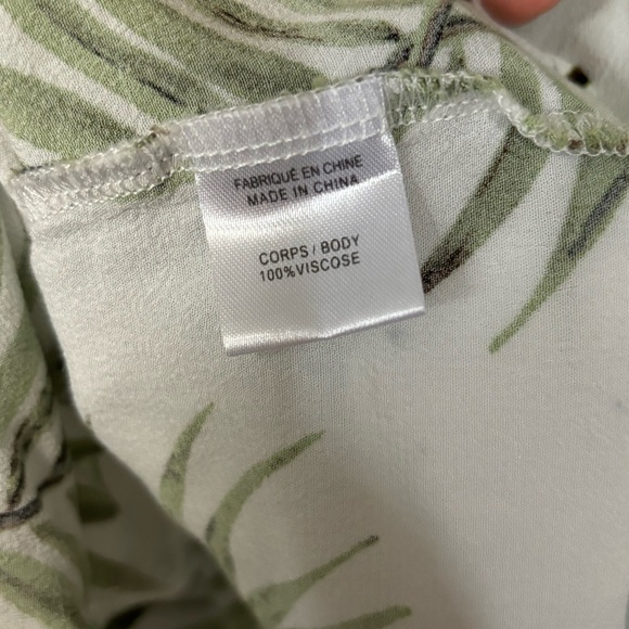 * 3‎ for $19 * Lily Morgan Tropical Leaf Top - Medium - Picture 2 of 8